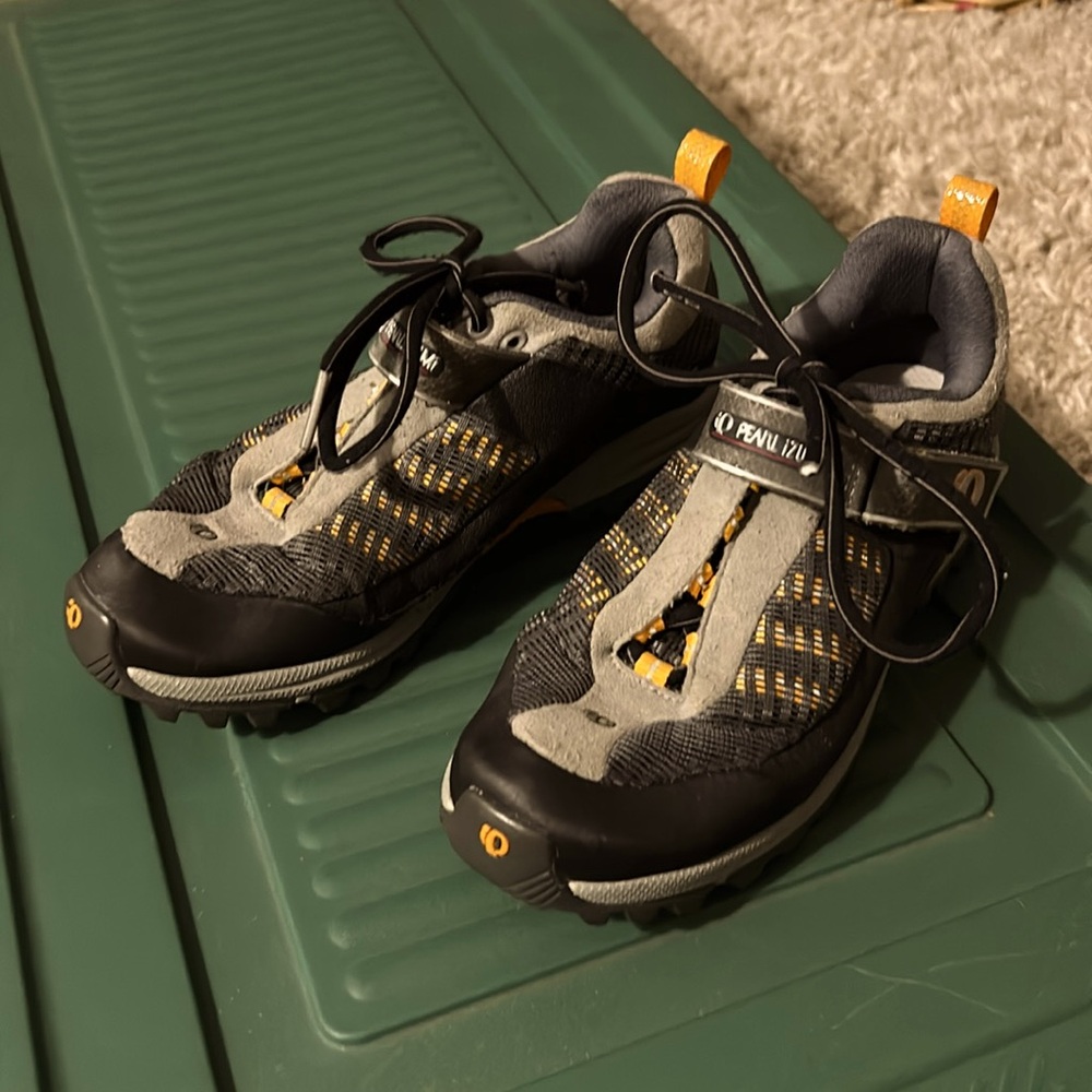 Spinning, cycling shoes with clips. Size women Eur 39/US 7.5. Gray and black.